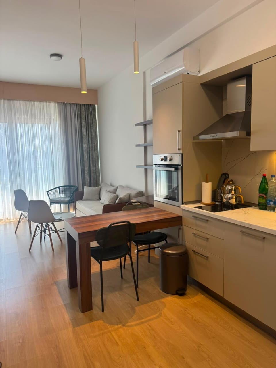 Kitchen or kitchenette, Dining area, oven, stove