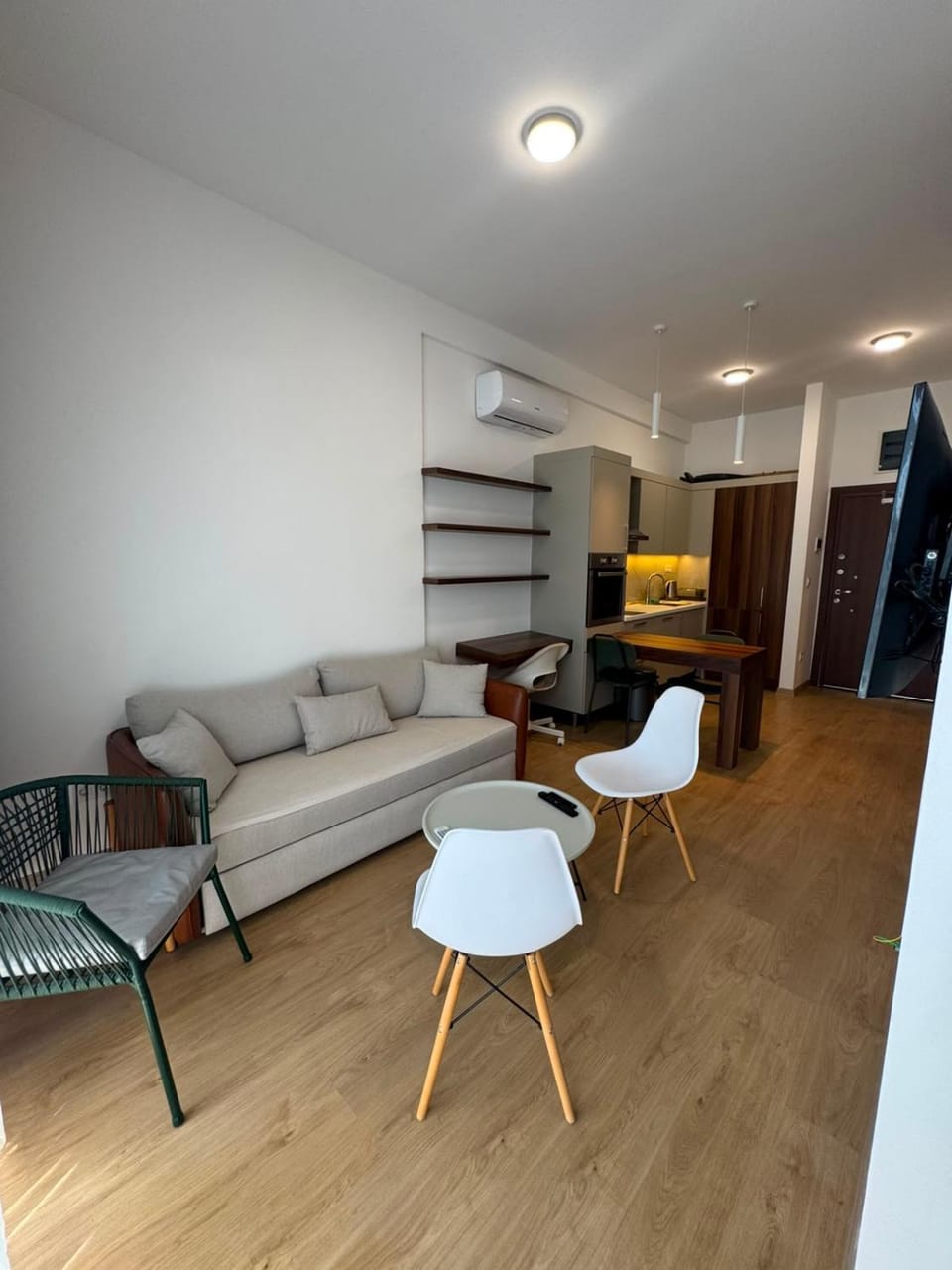 Kitchen or kitchenette, Living room, Seating area, Dining area