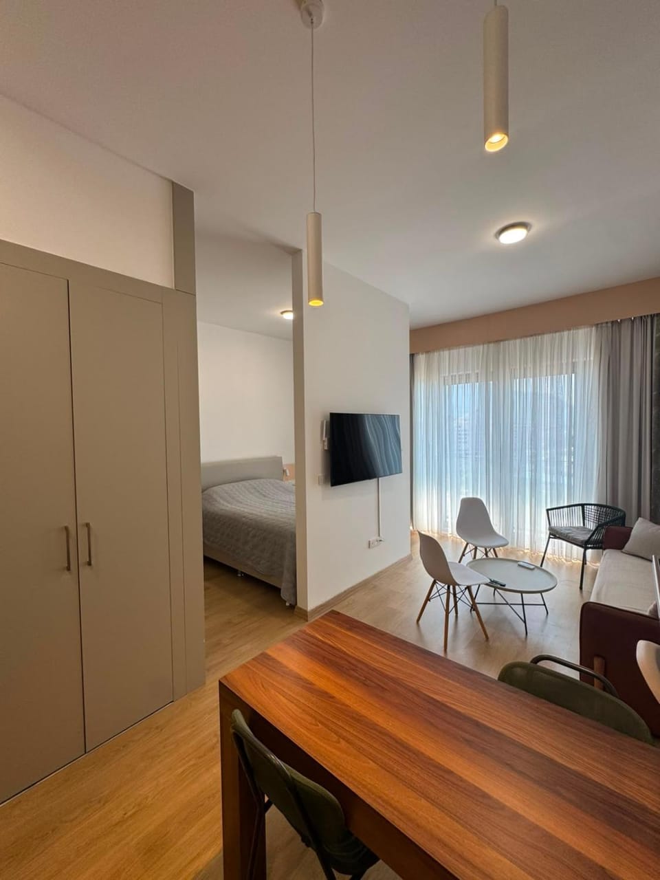 Communal lounge/ TV room, Bed, TV and multimedia, Living room, Seating area, Bedroom