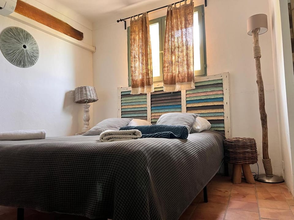 Bed, Photo of the whole room, Bedroom, towels, air conditioner