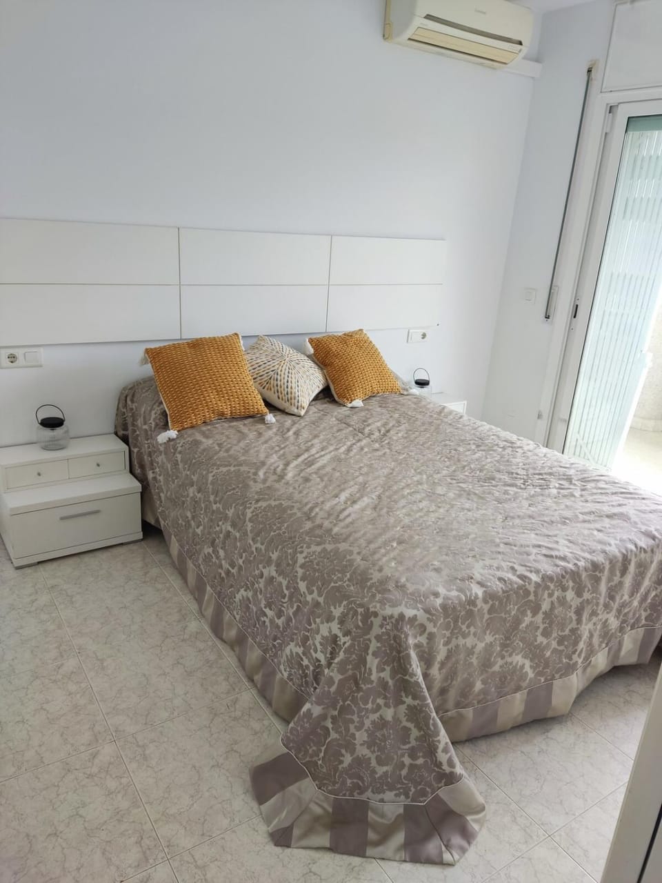 Bed, Photo of the whole room, Bedroom, air conditioner
