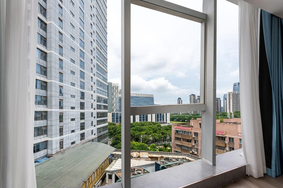 Property building, View (from property/room), Balcony/Terrace, City view