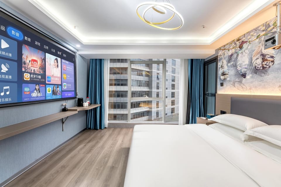 Bed, TV and multimedia, Photo of the whole room, Bedroom
