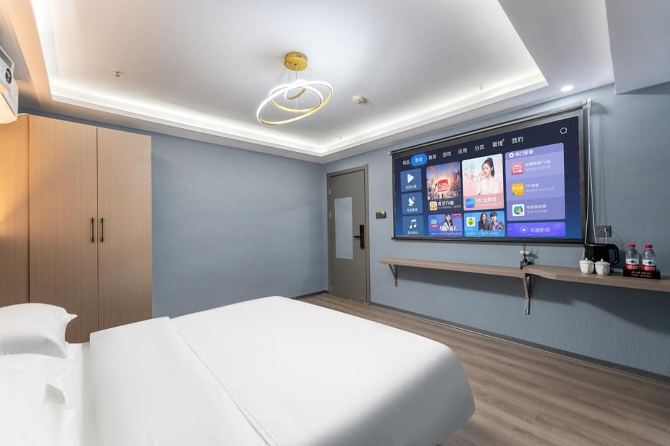 Bed, TV and multimedia, Photo of the whole room, Bedroom
