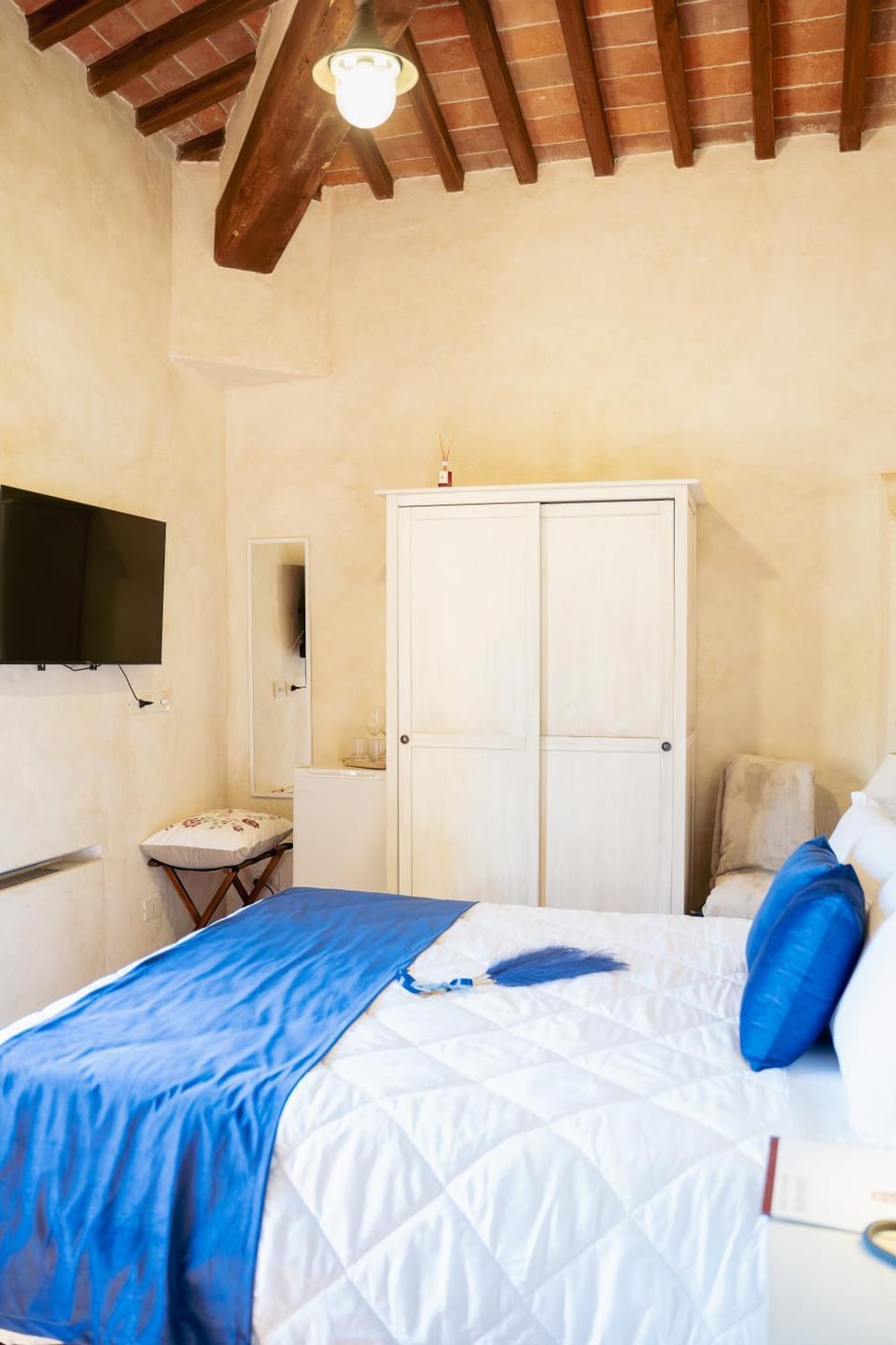 Bed, Photo of the whole room