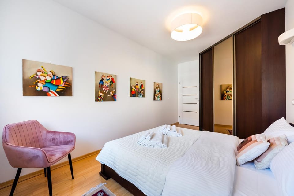 Bed, Photo of the whole room, Decorative detail, Bedroom, towels, wardrobe