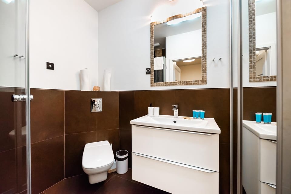 Shower, Toilet, Bathroom, towels