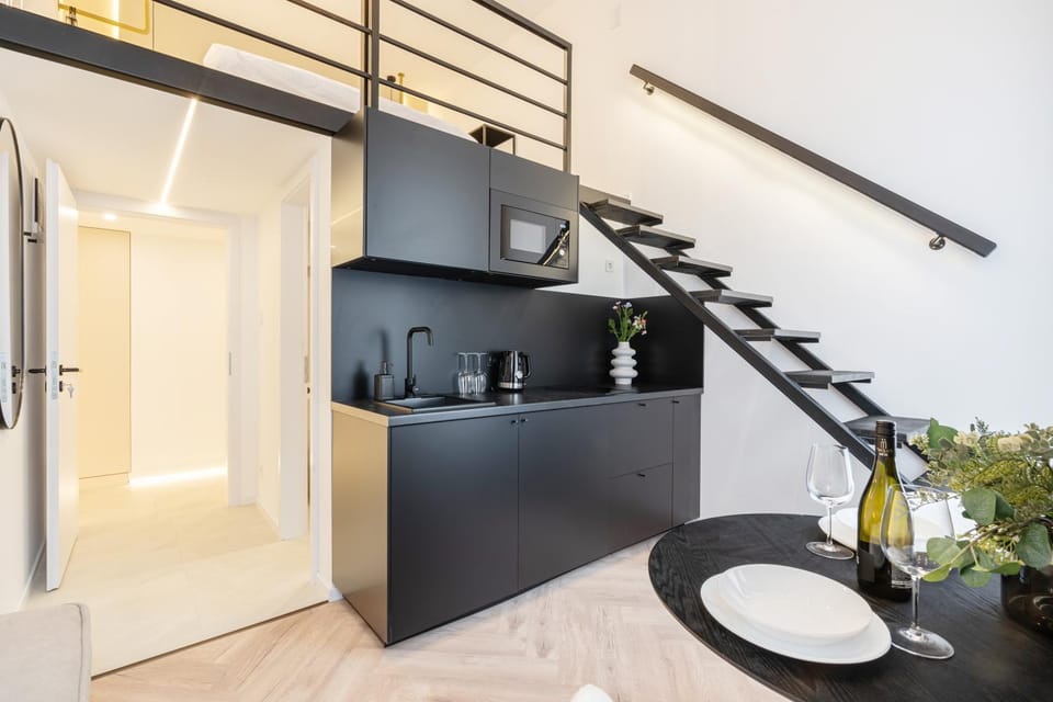 Coffee/tea facilities, Kitchen or kitchenette, Dining area, microwave, minibar, stove