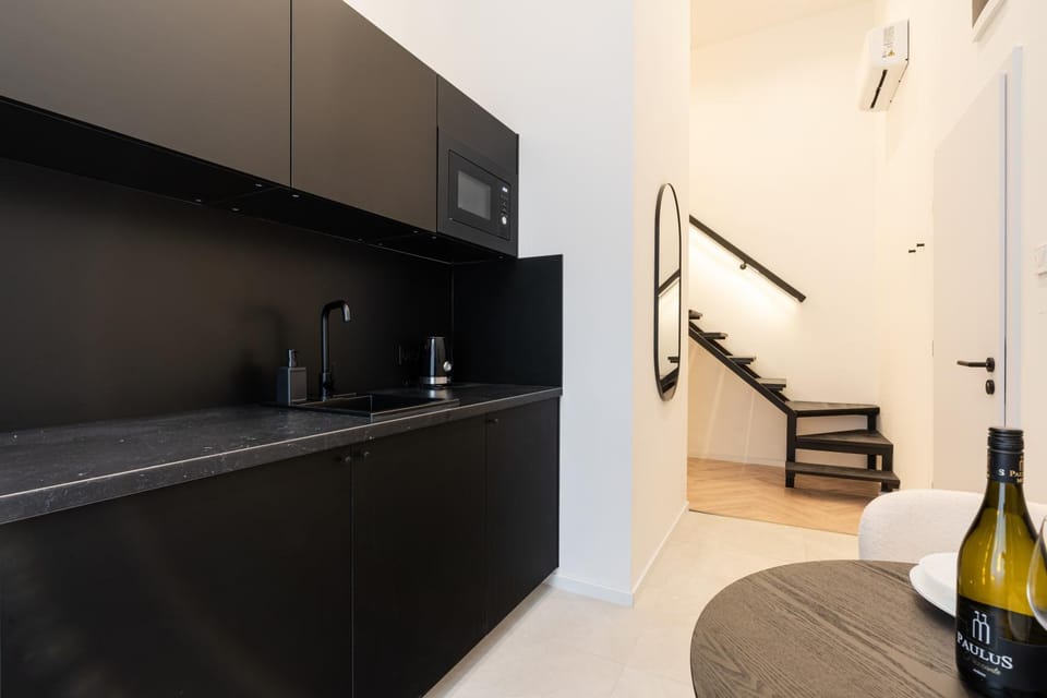Kitchen or kitchenette, Dining area, microwave