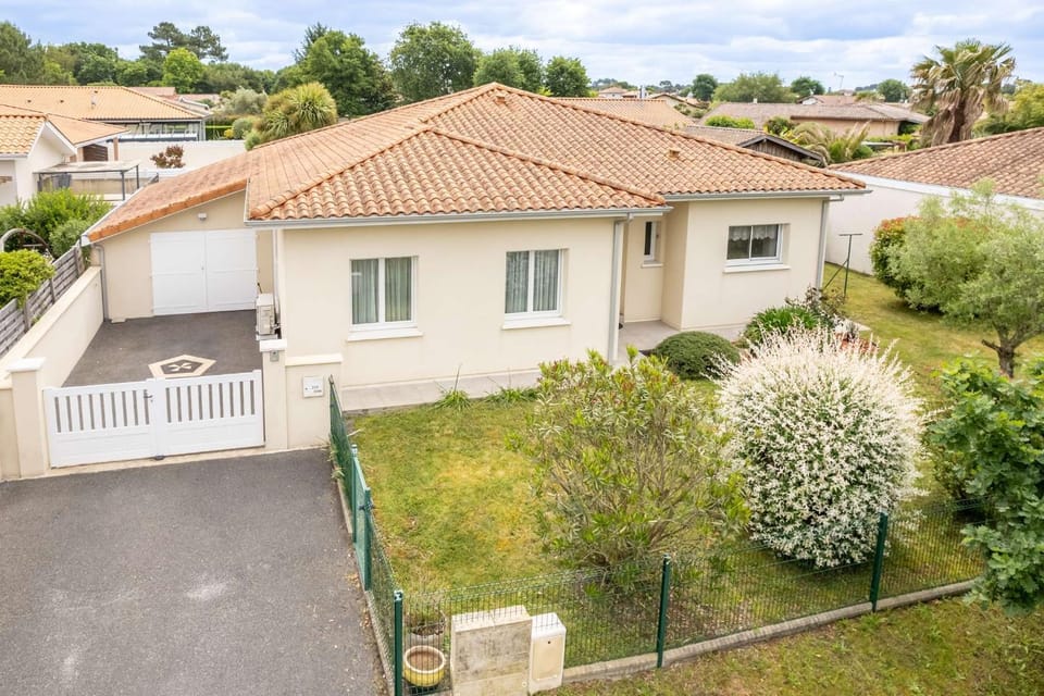 Property building, Day, Natural landscape, Garden, Garden view