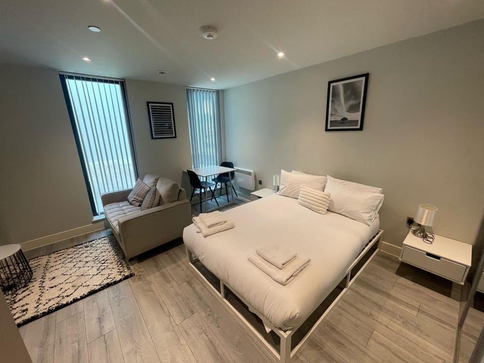 Bed, TV and multimedia, Living room, Seating area, Bedroom
