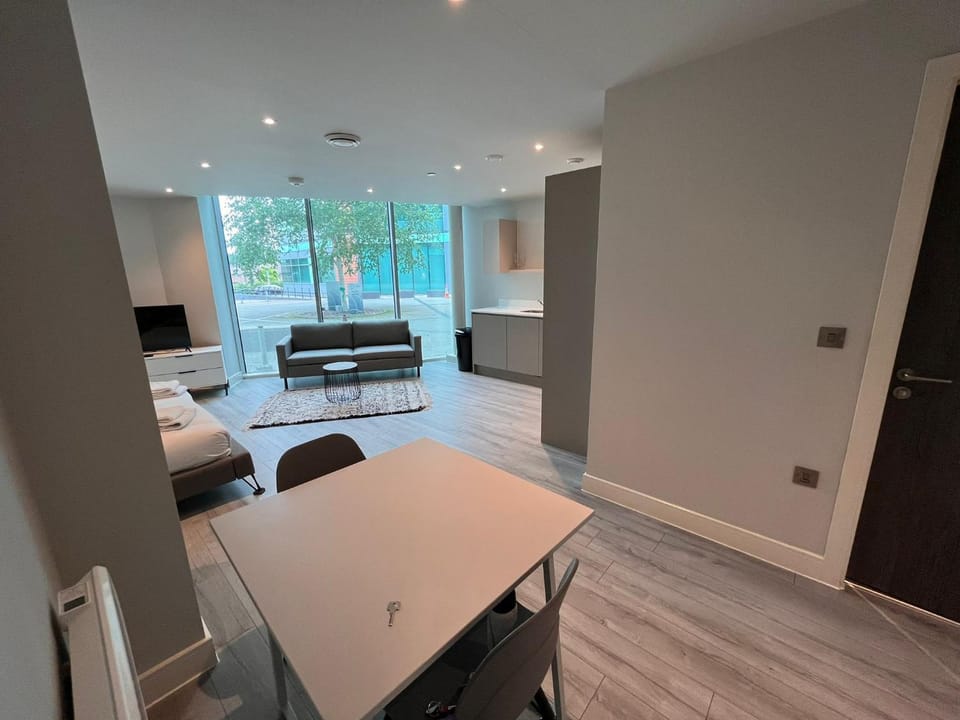 Bed, Living room, Photo of the whole room, Seating area, Dining area, Bedroom