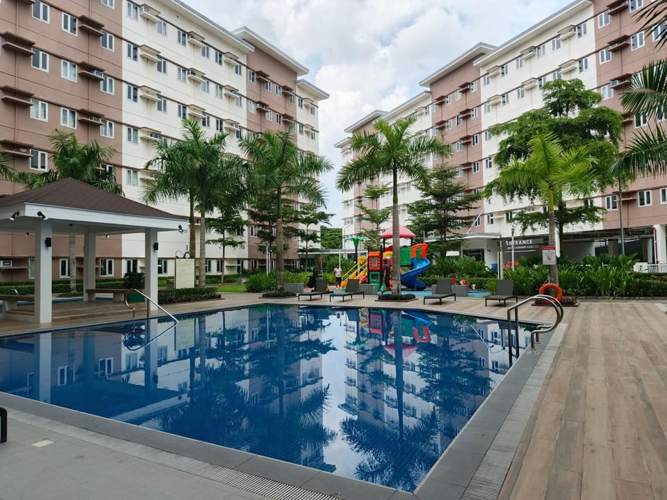 Property building, Day, Swimming pool, sunbed
