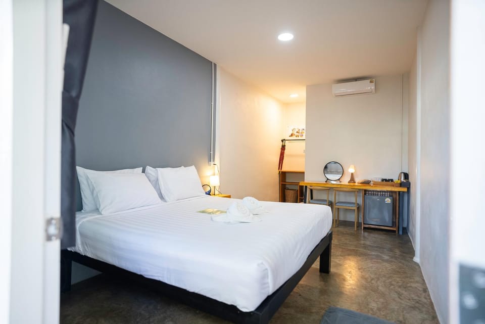 Bed, Photo of the whole room, Bedroom, air conditioner