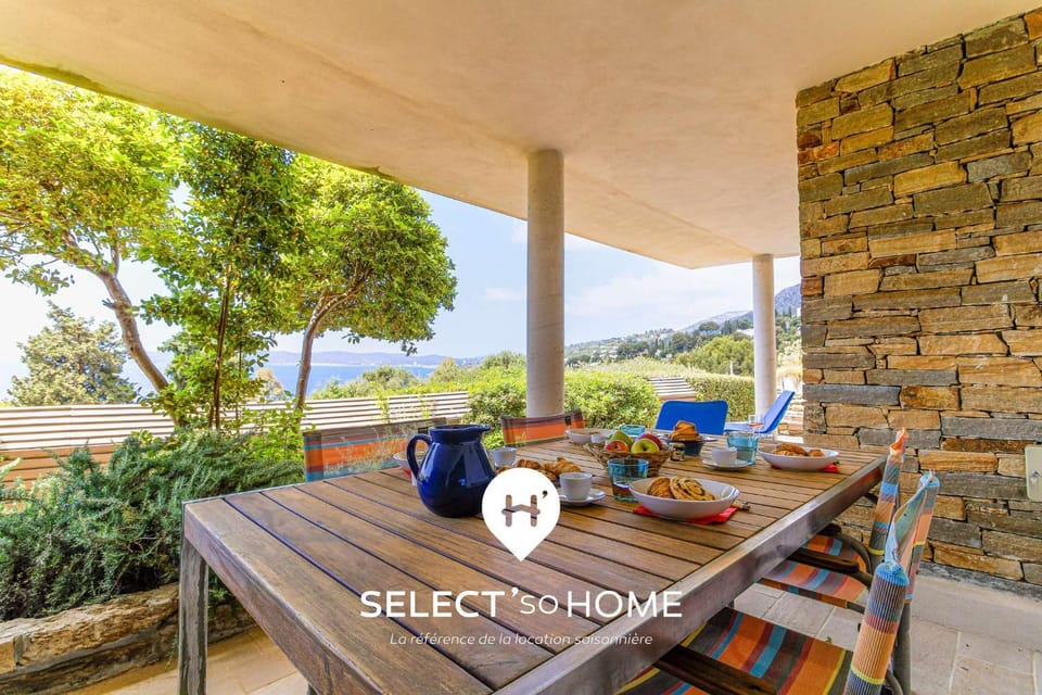 Patio, Day, Natural landscape, Dining area