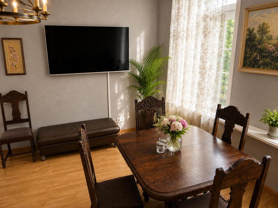 Living room, Seating area, Dining area
