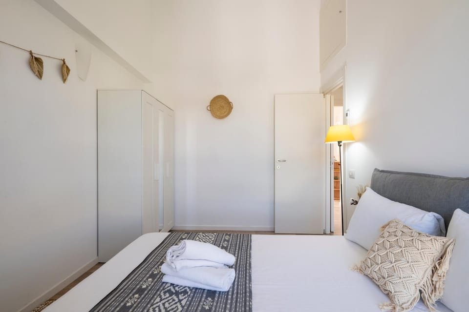 Photo of the whole room, Bedroom, wardrobe