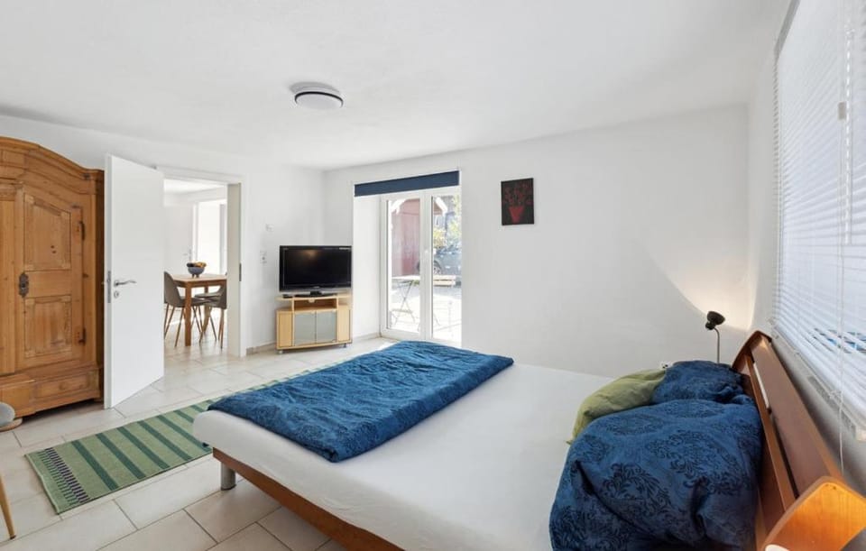 Bed, TV and multimedia, Photo of the whole room, Bedroom