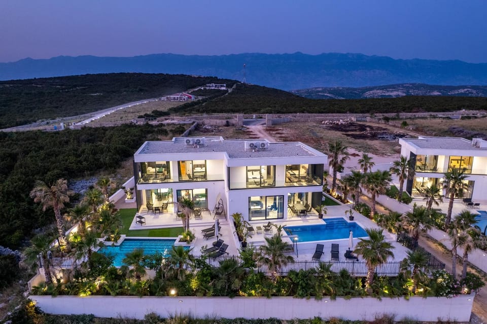 Property building, Bird's eye view, Swimming pool