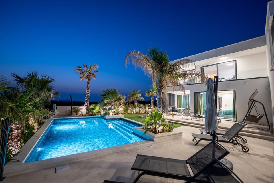 Property building, Pool view