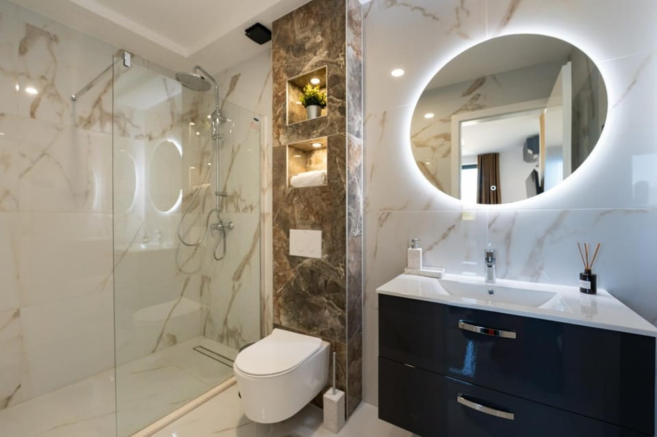 Shower, Toilet, towels