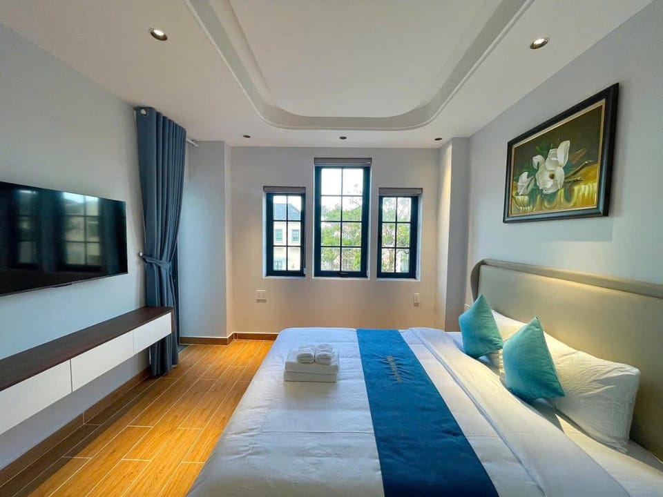 Bed, TV and multimedia, Bedroom