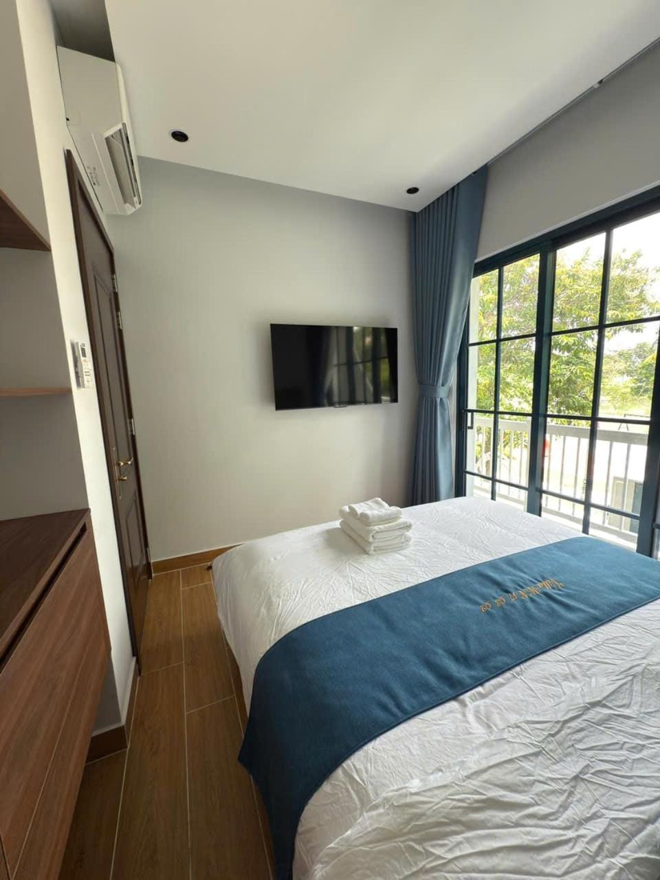 Bed, TV and multimedia, Bedroom, air conditioner