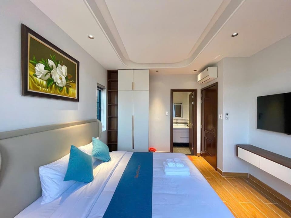 Bed, TV and multimedia, Photo of the whole room, Bedroom