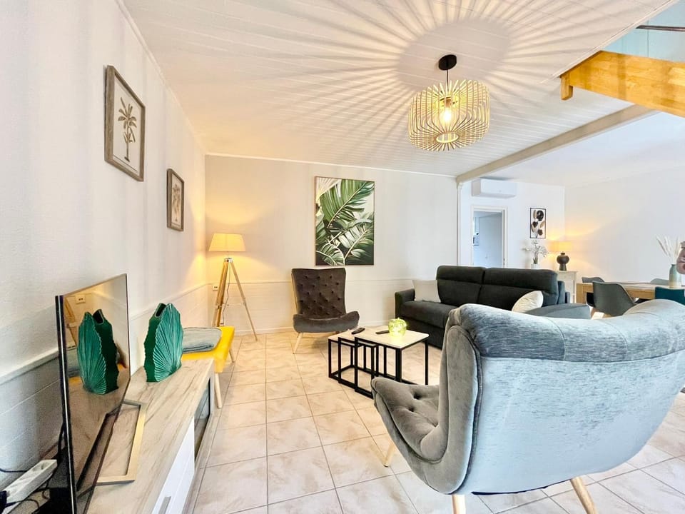 Communal lounge/ TV room, TV and multimedia, Living room, Seating area, Dining area