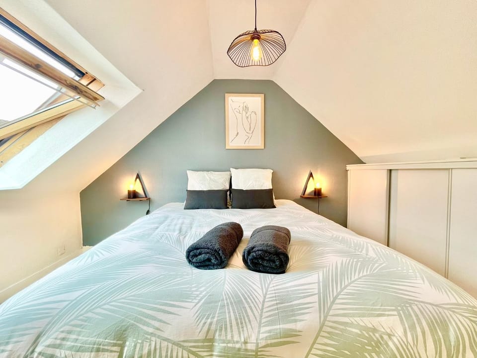 Bed, Photo of the whole room, Bedroom, towels