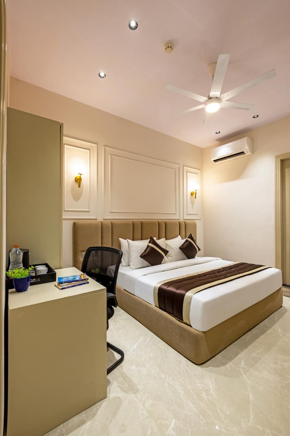 Bed, TV and multimedia, Photo of the whole room, Seating area, Bedroom, air conditioner