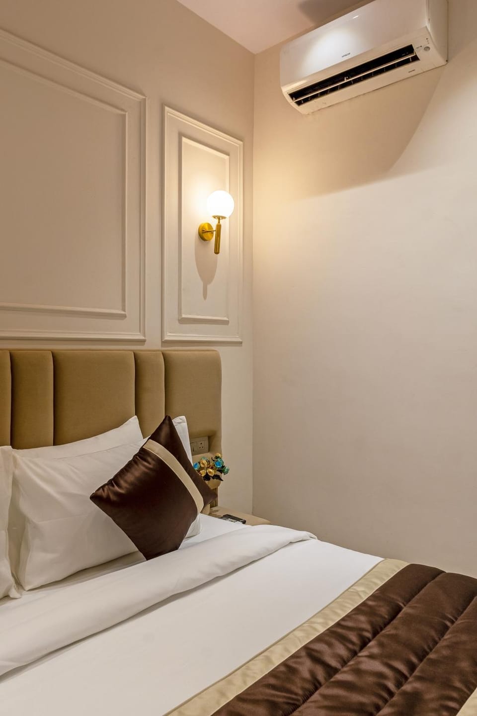 Bed, Photo of the whole room, Bedroom, air conditioner