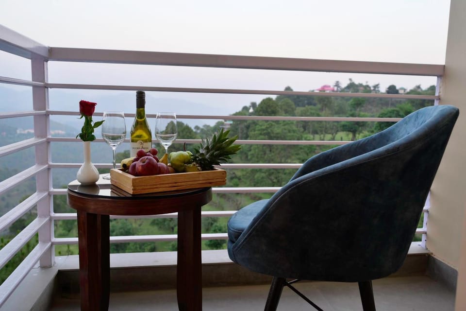 View (from property/room), Balcony/Terrace, Seating area, Dining area, Drinks