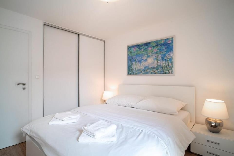Central 1BRw - Secure Parking Apartment in Bratislava