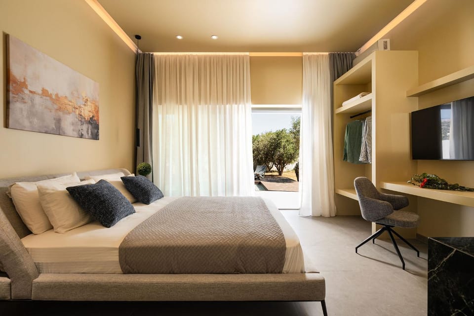 Communal lounge/ TV room, Bed, TV and multimedia, Living room, Photo of the whole room, Seating area, Evening entertainment, Bedroom