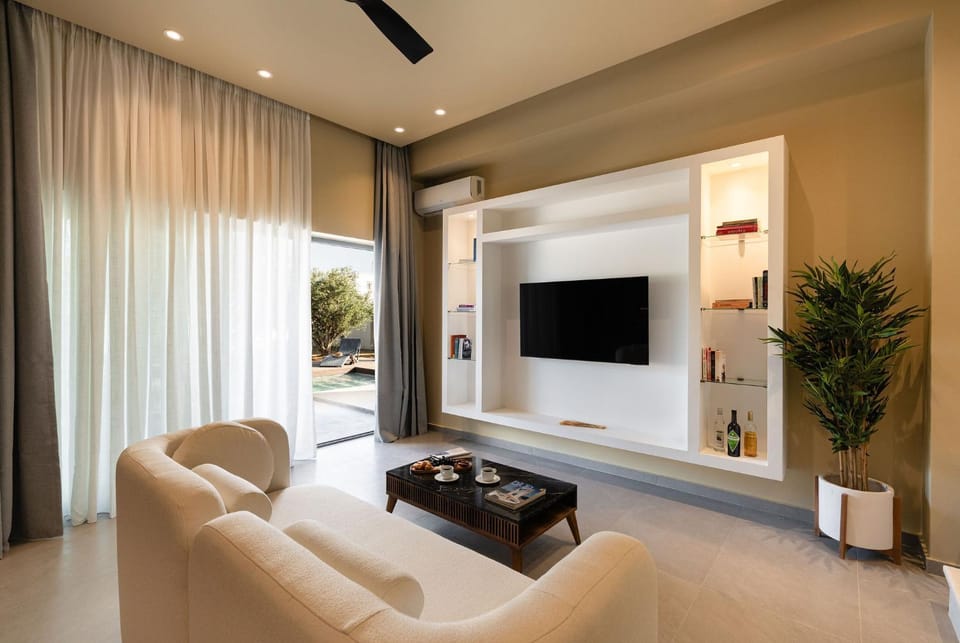 Communal lounge/ TV room, TV and multimedia, Living room, Seating area, Evening entertainment
