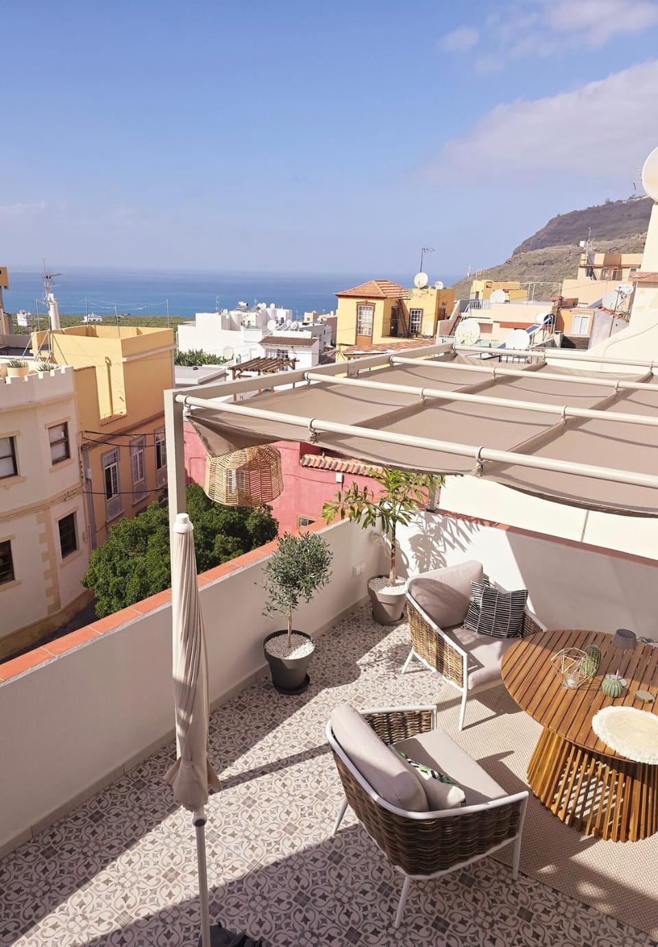View (from property/room), Balcony/Terrace, Seating area, Dining area, City view, Sea view