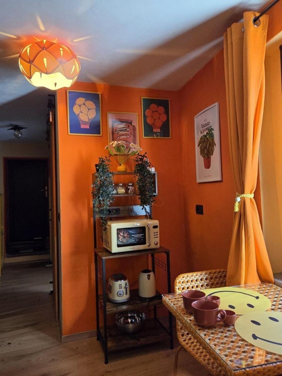 Dining area, oven, toaster