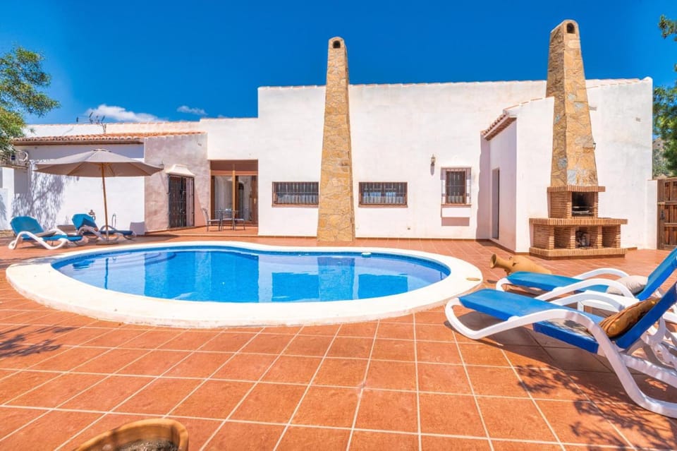 Property building, Patio, Day, Pool view, Swimming pool, sunbed
