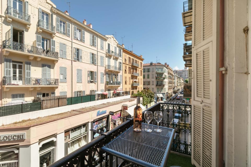 Property building, Day, Neighbourhood, View (from property/room), Balcony/Terrace, City view, Street view, Location