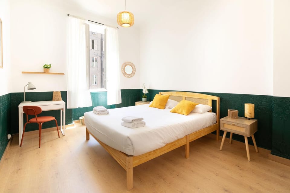 Bed, Living room, Photo of the whole room, Seating area, Bedroom, towels