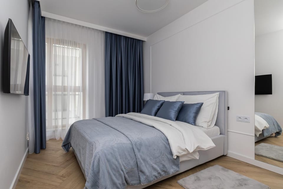 Bed, TV and multimedia, Photo of the whole room, Bedroom, towels