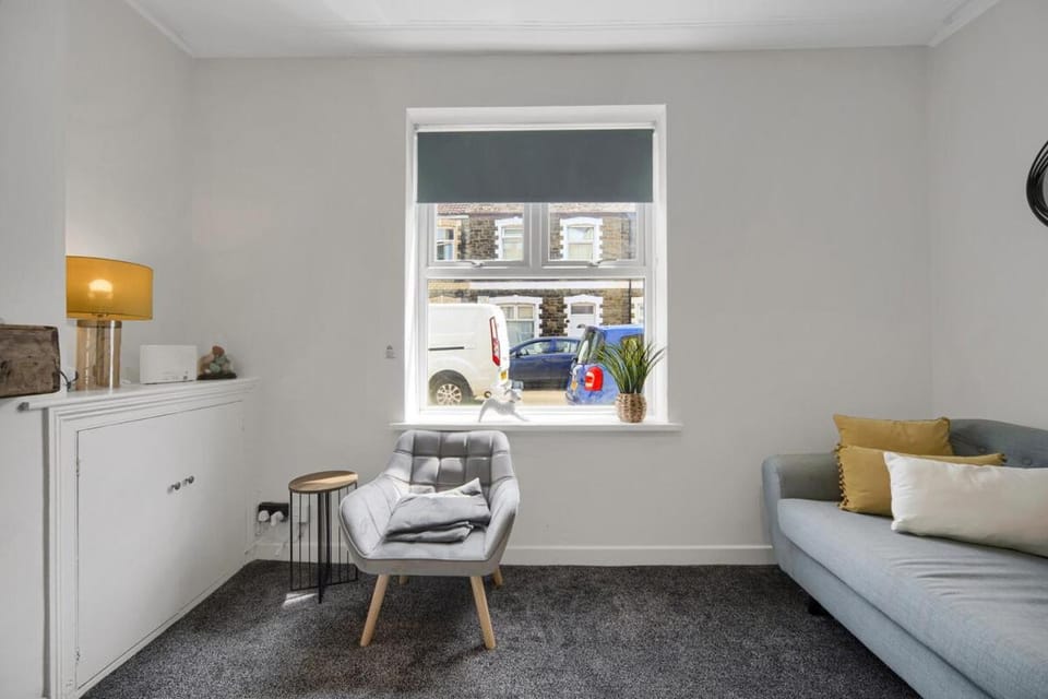 Bed, Living room, Photo of the whole room, Seating area, Bedroom, hair dresser