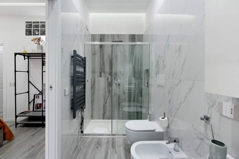 Shower, Toilet, Bathroom, bidet, towels