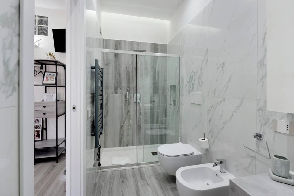 Shower, Toilet, Bathroom, bidet, towels