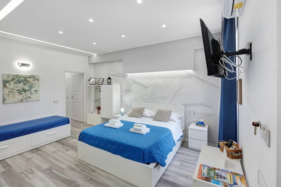 Bed, TV and multimedia, Photo of the whole room, Bedroom, towels, air conditioner