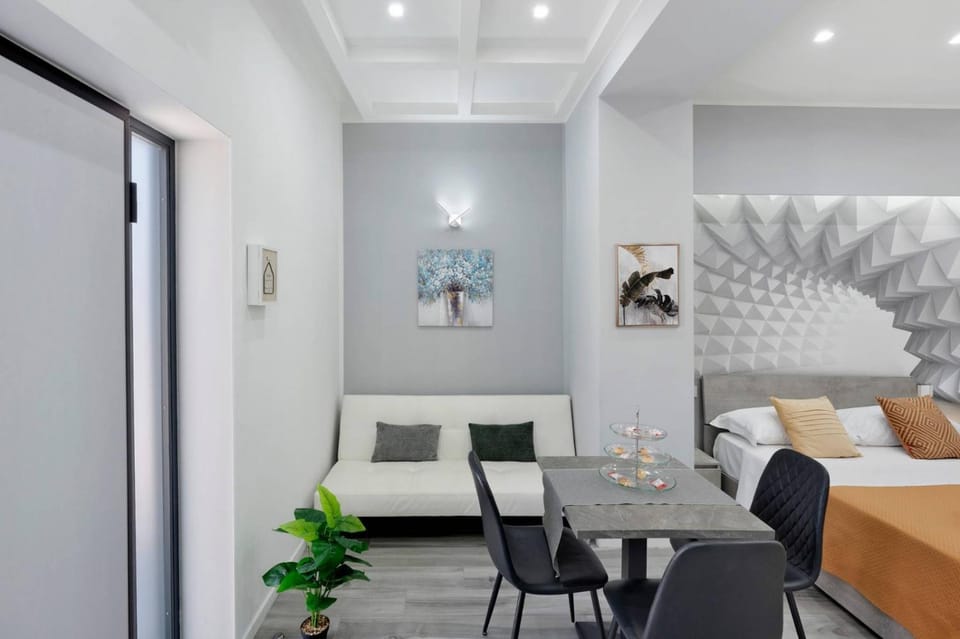 Bed, Living room, Photo of the whole room, Seating area, Dining area, Bedroom