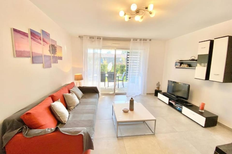 Beautiful apartment for 5 with swimming pool Apartment in Saint-Raphael