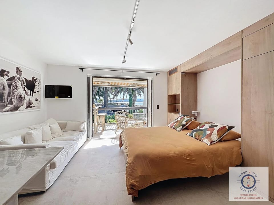 Bed, TV and multimedia