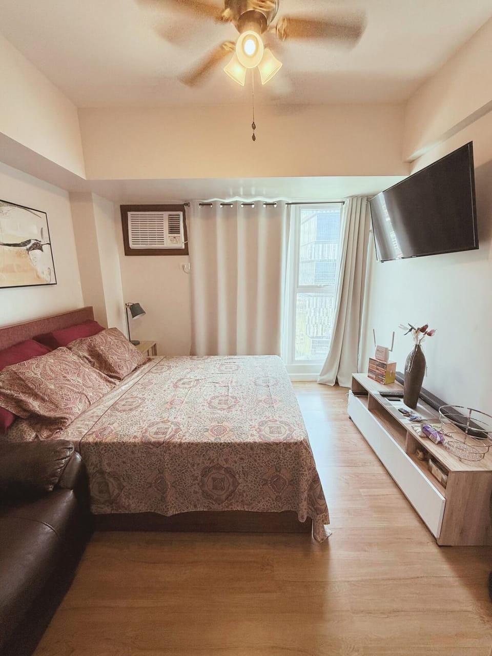 Bed, TV and multimedia, Photo of the whole room, Bedroom
